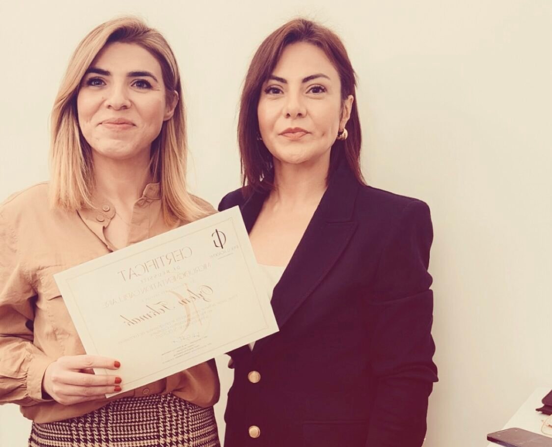 Ipek Göktepe recevant un certificat de formation