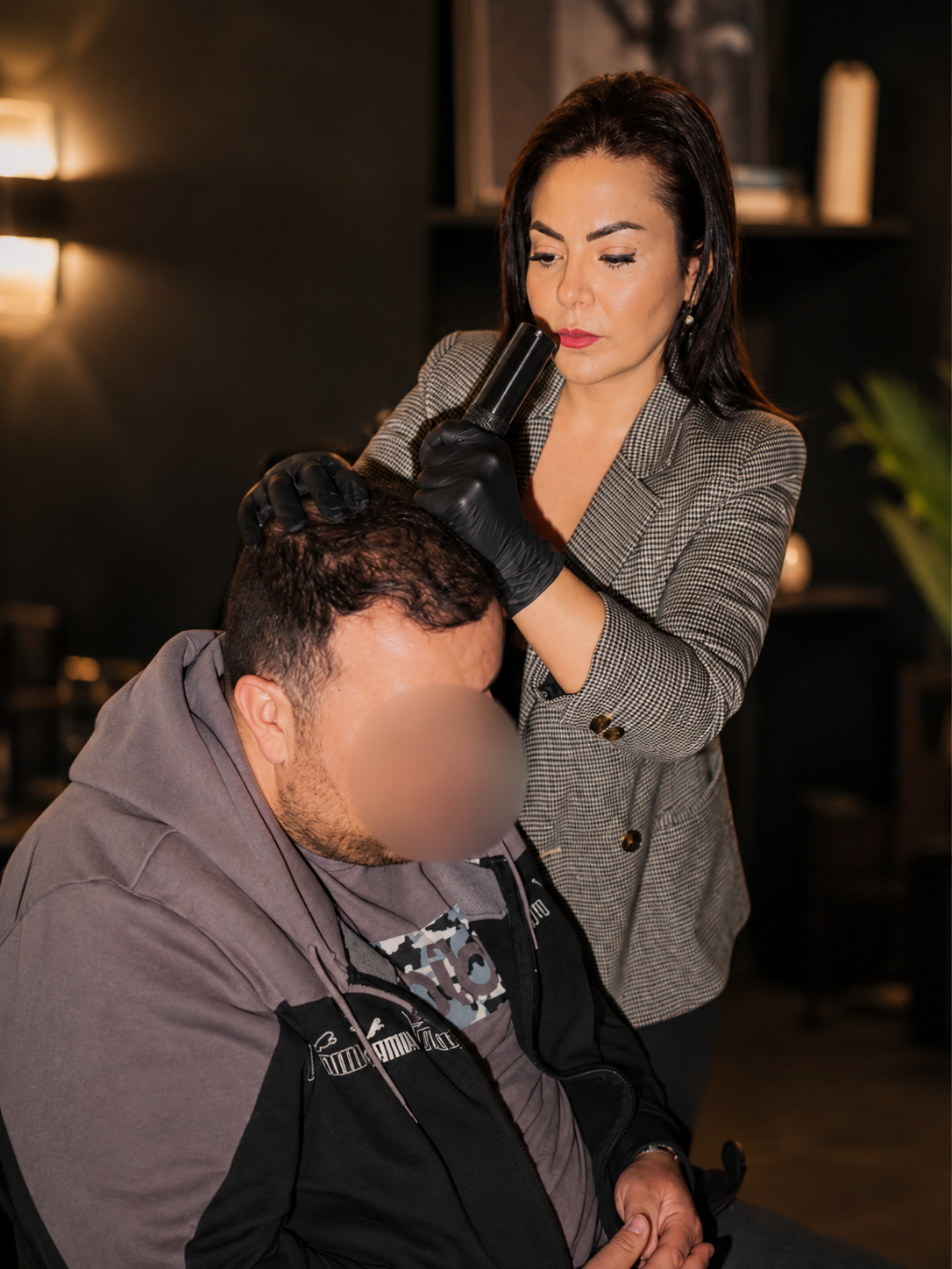 Ipek Göktepe au cabinet pendant une séance de micropigmentation capillaire